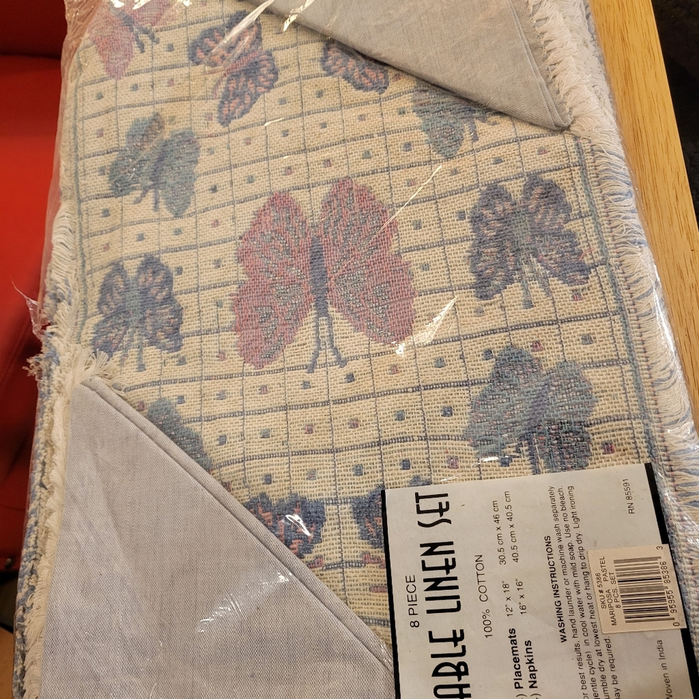 NEW VINTAGE Butterfly Pattern Table Linen Set - Picture 3 of 5